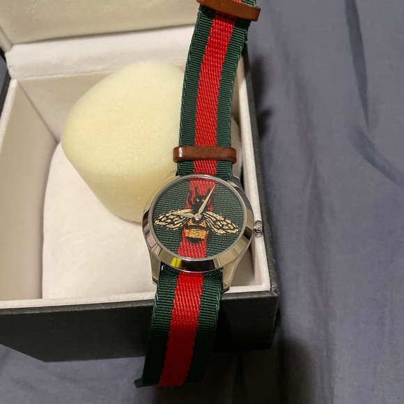 Gucci wristwatch, gently worm, comes in a box, selling it because I got a Rolex. - Picture 4 of 6